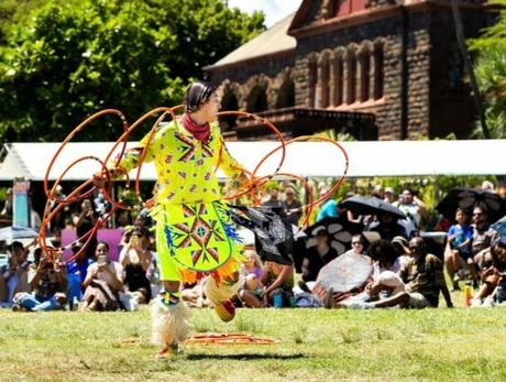 Cultural Scenes Contrasting Hilo and Honolulu