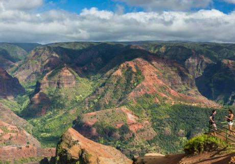 Geographical Features Contrasting landscapes and natural attractions in Honolulu and Kauai