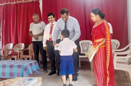 Gampaha People’s Bank branch presented school equipment  to hundred and forty students of the Bemmulla, Pitiyegedara Primary School held at the School premises recently. Gampaha People’s Bank Regional Manager G.R.S. Kodagoda is seen making a presentation to a student. Gampaha People’s Bank Assistant Regional Manager Ruwansiri Gnanathilake, Former Assistant Regional Manager Sarath Piries, Gampaha People’s Bank Branch Manager N.R.A.L.K. Ranathunga and Principal Nirosha Amarasena were also present.(Mahanama Vithanage  Malwana Group, Susil Ranamuka Gampaha Group and Sudath Pubudu Keerthi Delgoda Group)