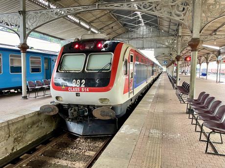 colombo-to-kandy-train