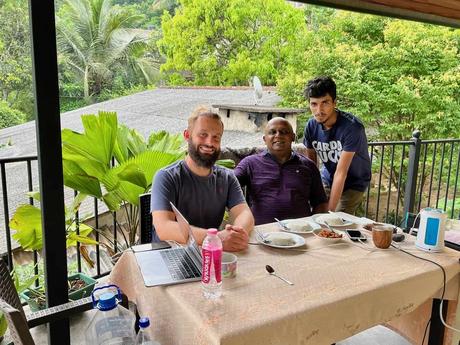 alex-tiffany-with-host-family-in-kandy-sri-lanka