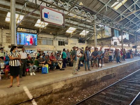 Colombo-fort-station-platform-sri-lanka