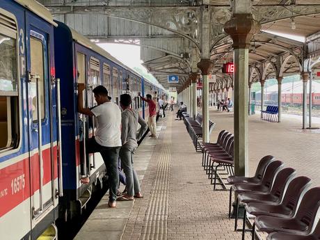 kandy-train-station-platform-with-train