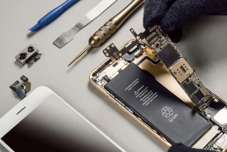 technician repair the phone