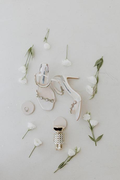 stunning-destination-wedding-crete-prettiest-white-flowers_05