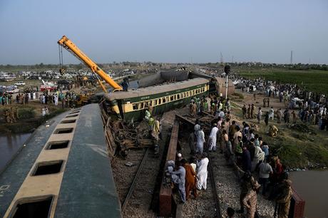 Hazara Express derails !!