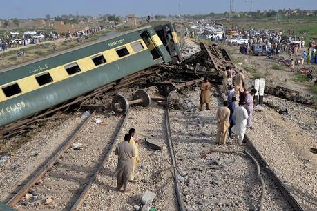 Hazara Express derails !!