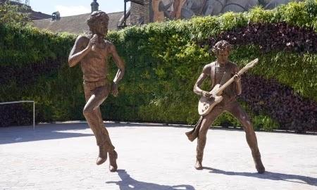 Mick Jagger and Keith Richards statues in Dartford