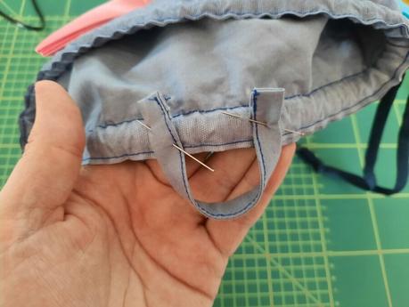 The final touches on my cat bag: sewing a hanging hook