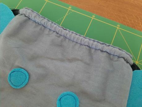 The pocket for the closing lace of my cat bag happened to occupy the exact space of the selvedge!