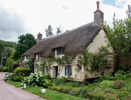 old-house-with-thatched-roof-in-dunster