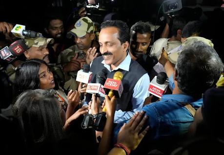 Pragyaan imprints India on moon - வதனமே சந்திர பிம்பமோ? Pragyaan imprints India on moon - வதனமே சந்திர பிம்பமோ?