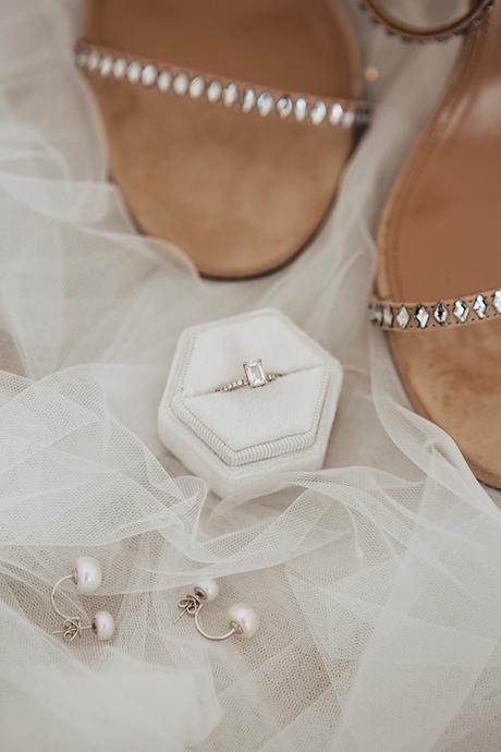 destination-wedding-santorini-romantic-white-florals_05