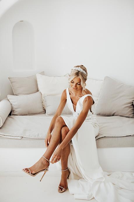 destination-wedding-santorini-romantic-white-florals_08