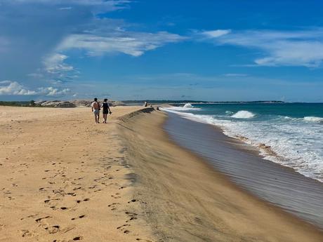 couple-walking-on-beach-in-sri-lanka