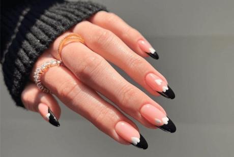French-Manicure-with-Black-Tips