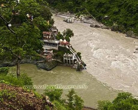Rudraprayag the confluence or river Alaknanda and Mandakini. The left river is Mandakini.