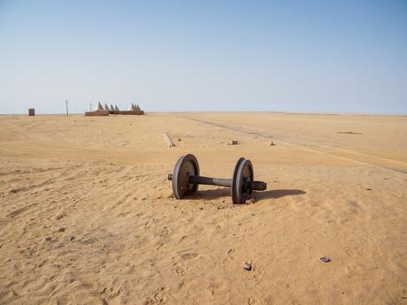 abandoned-train-wheels-in-the-sahara-desert