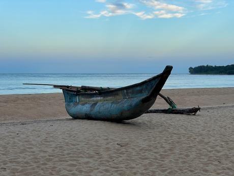 traditional-wooden-fishing-boat-in-arugam-bay