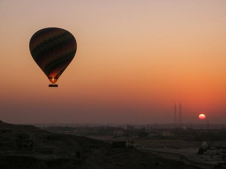 hot-air-balloon-at-sunrise-in-egypt