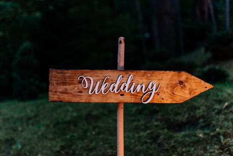 Utilize props and décor to enhance your outdoor wedding photos