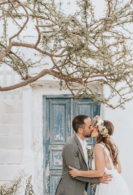 wildly-romantic-wedding-folegandros-beautiful-dahlias_02x