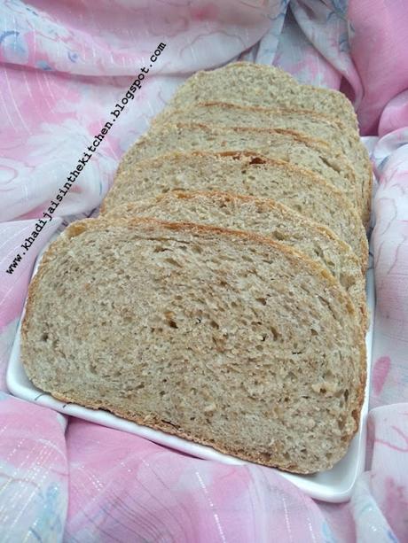 PAIN À LA FARINE DE BLÉ / ًًًWHOLE WHEAT FLOUR BREAD / PAN DE HARINA INTEGRAL / خبز بدقيق القمح