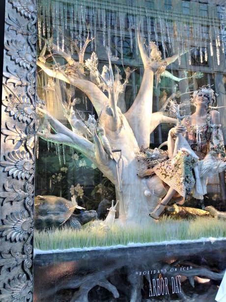 christmas, 5th ave, nyc, window shopping, Rockefeller center, christmas tree, saks, fendi, versace, valentino, rock stud, marc jacobs, bulgari, bergdorf goodman, new york city, ralph rucci, arbor day, fourth of July