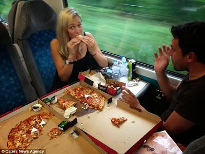 Ordering food in train........... pizza to be precise !!