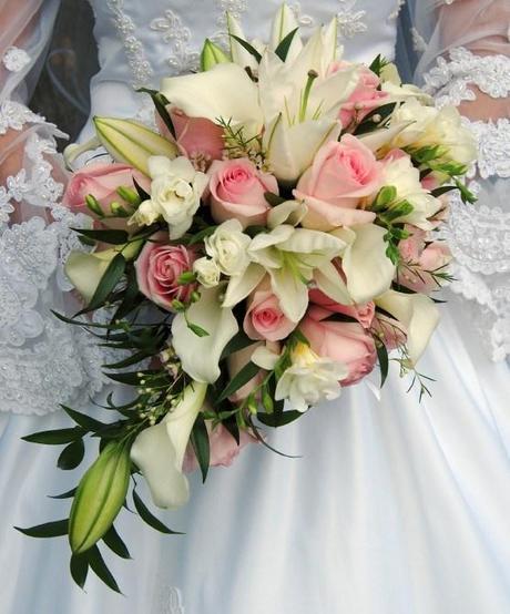 wedding-flowers-lilies-and-roses-stargazer-lily-bridal-bouquet