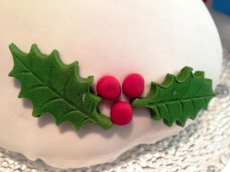 fondant icing green holly leaves and red berries on christmas pudding cake alternative dessert ideas