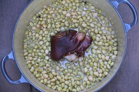 pot of zipper peas