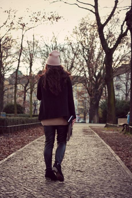 ”primark pink glitter bag, all black everything, zara leather pants, zara dusty pink sweater, primark dusty pink beanie, fashion blogger, style inspiration”