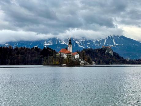 lake-bled-in-winter-with-clouds-covering-mountains