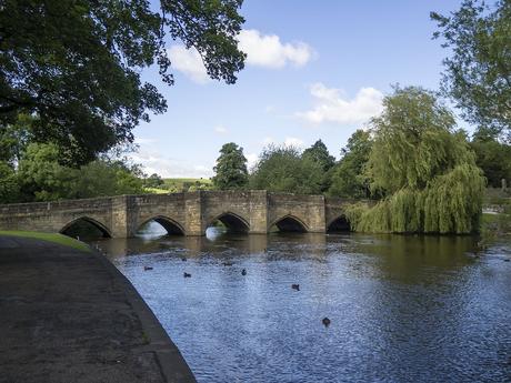 old-stone-bridge-in-bakewell-east-midlands