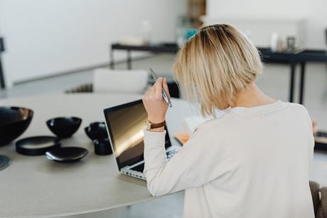 How Much Does a Logo Designer Cost? Considerations for Choosing a Logo Designer