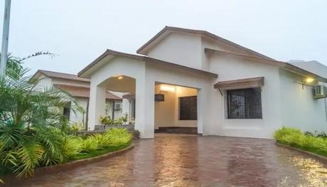 Front view of Nostalgia villa
