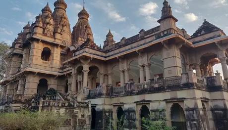 Naulakha Temple, a religious temple, is one of the best places to visit in Deoghar