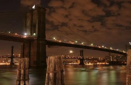 brooklyn bridge at night