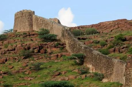 Located at the foothills of the artificial park and Mehrangarh Fort