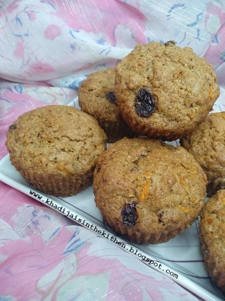 PETITS GÂTEAUX À LA FARINE DE BLÉ, AUX CAROTTES ET AUX RAISINS SECS / WHOLE WHEAT, CARROTS AND RAISINS MUFFINS / MAGDALENAS DE HARINA INTEGRAL, ZANAHORIAS Y PASAS /مافن بدقيق القمح الكامل و الجزر والزبيب