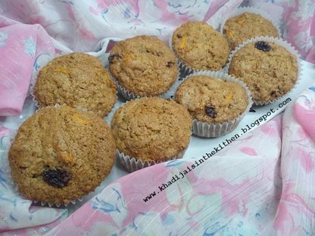 PETITS GÂTEAUX À LA FARINE DE BLÉ, AUX CAROTTES ET AUX RAISINS SECS / WHOLE WHEAT, CARROTS AND RAISINS MUFFINS / MAGDALENAS DE HARINA INTEGRAL, ZANAHORIAS Y PASAS /مافن بدقيق القمح الكامل و الجزر والزبيب