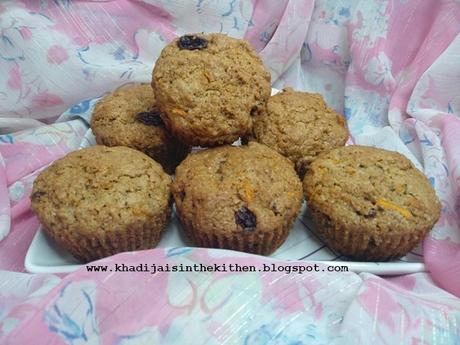 PETITS GÂTEAUX À LA FARINE DE BLÉ, AUX CAROTTES ET AUX RAISINS SECS / WHOLE WHEAT, CARROTS AND RAISINS MUFFINS / MAGDALENAS DE HARINA INTEGRAL, ZANAHORIAS Y PASAS /مافن بدقيق القمح الكامل و الجزر والزبيب