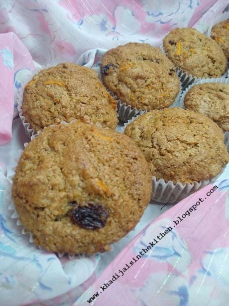 PETITS GÂTEAUX À LA FARINE DE BLÉ, AUX CAROTTES ET AUX RAISINS SECS / WHOLE WHEAT, CARROTS AND RAISINS MUFFINS / MAGDALENAS DE HARINA INTEGRAL, ZANAHORIAS Y PASAS /مافن بدقيق القمح الكامل و الجزر والزبيب