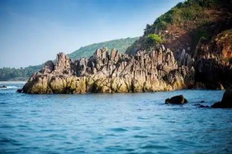 Beach in Malvan is one of the best places to visit in Maharashtra in Summer and spend a day with sun, sand and serenity