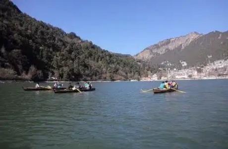 A pear-shaped lake view of Nainital, one of the best tourist destination near Jim Corbett