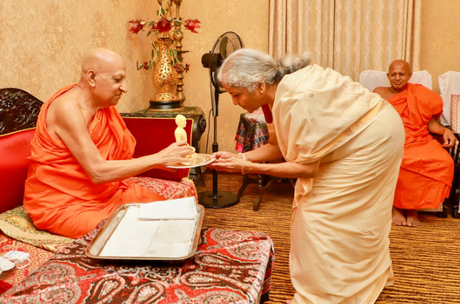 Indian FM meets Mahanayake Theros