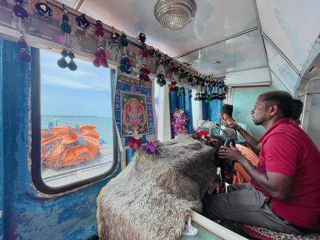 How To Visit Nainativu Island (Nagadeepa Island): A Truly Offbeat Adventure (2023) man-piloting-the-ferry-from-Kurikattuwan-to-nainativu
