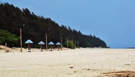 Enjoy some relaxing moments at Bakkhali Beach