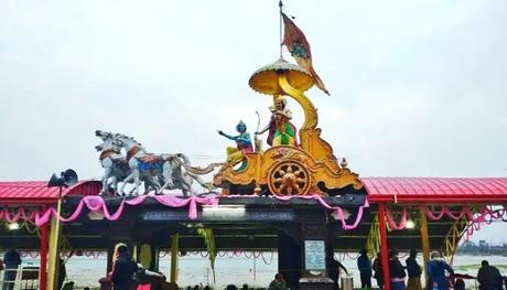 Triveni Ghat is a holy place that attracts pilgrims from all over the world.